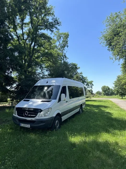 Пасажирські перевезення: бус для індивідуальних та групових поїздок.