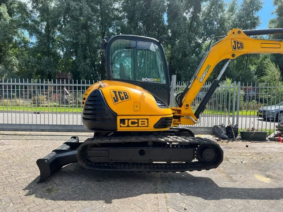 Міні ескаватор на гусеничній основі