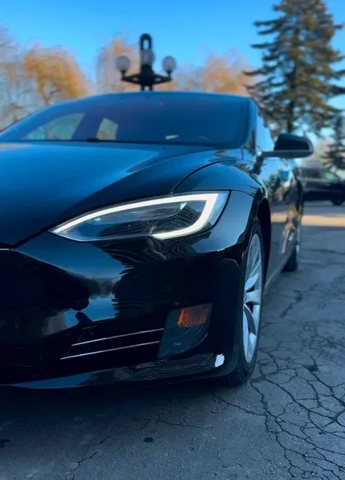 Автомобіль Tesla Model S ,