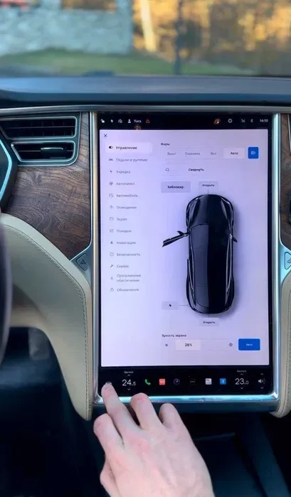 Автомобіль Tesla Model S ,