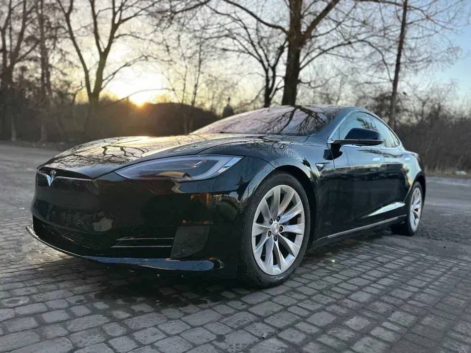 Автомобіль Tesla Model S ,