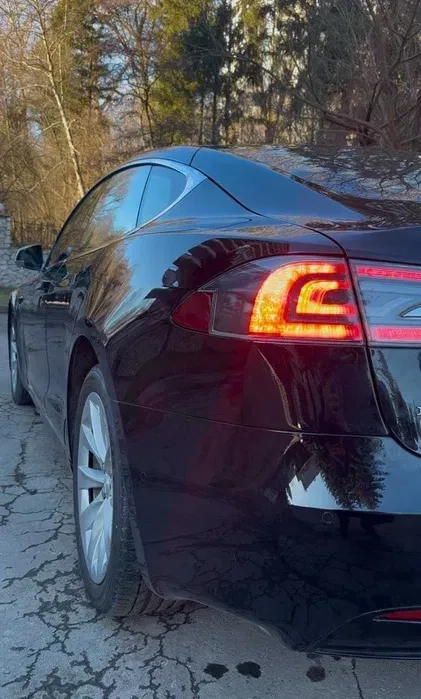 Автомобіль Tesla Model S ,