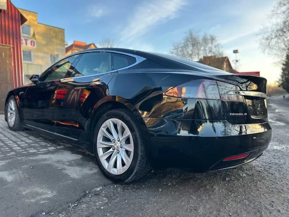 Автомобіль Tesla Model S ,