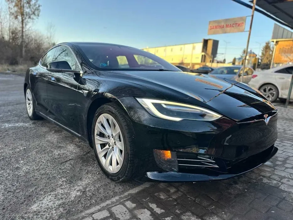 Автомобіль Tesla Model S ,