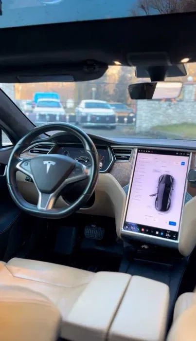 Автомобіль Tesla Model S ,