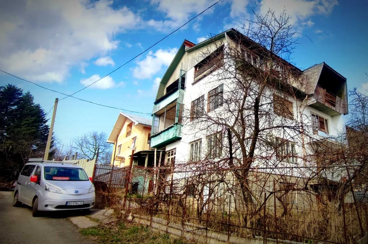 Будинок біля лісу