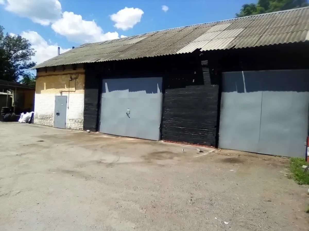 Велике гаражне приміщення з ямами та воротами