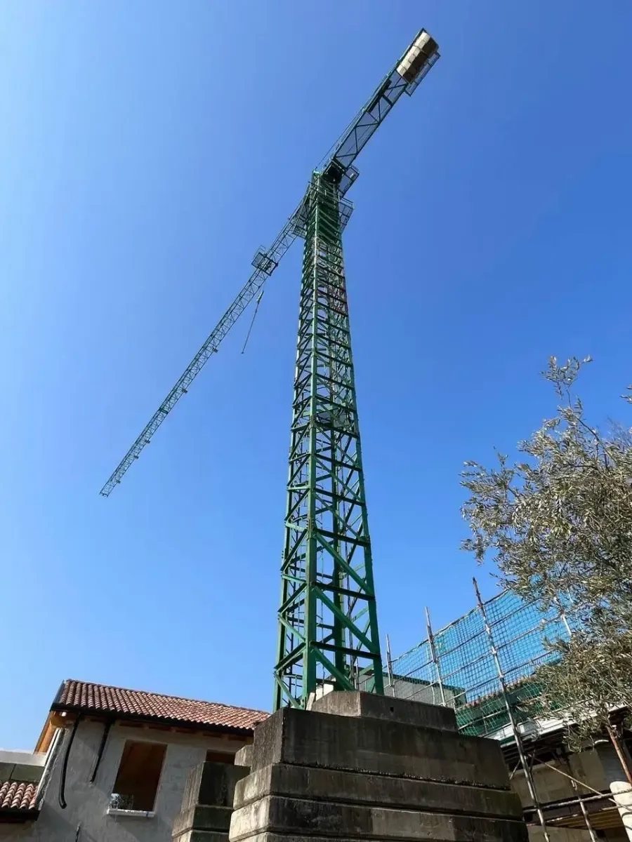 Баштовий кран з вертикальною структурою