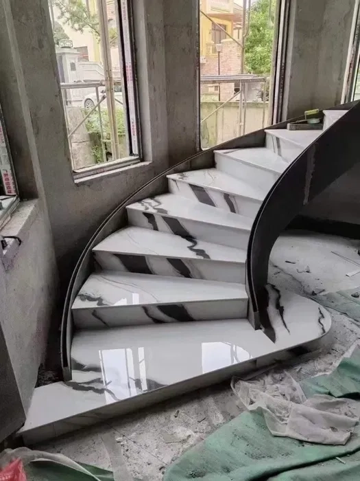 Сходи з граніту та кварциту на замовлення