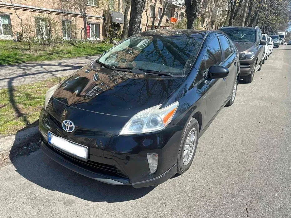 Авто Toyota Prius для особистого використання та під таксі