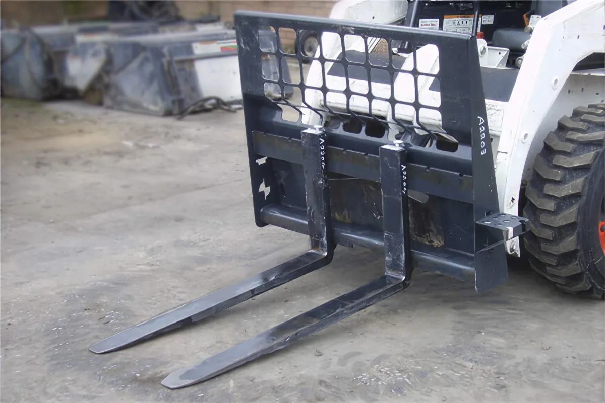 Палетні вили на міні-навантажувачі