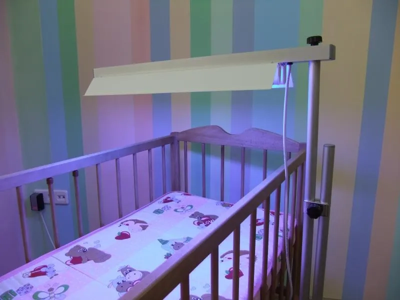 Лампа від жовтушки на штативі з лічильником