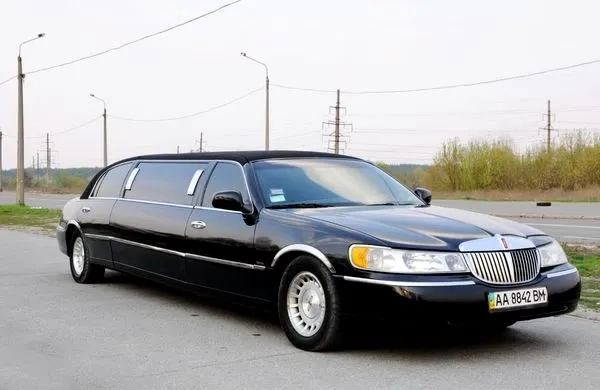 051 Лмузин на весілля Lincoln Town Car