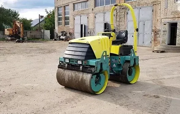 Дорожній каток з вібрацією для ущільнення покриття