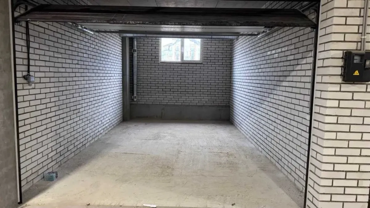 Надійний цегляний гараж, зручний заїзд