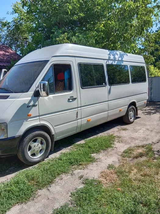 Мікроавтобус з водієм