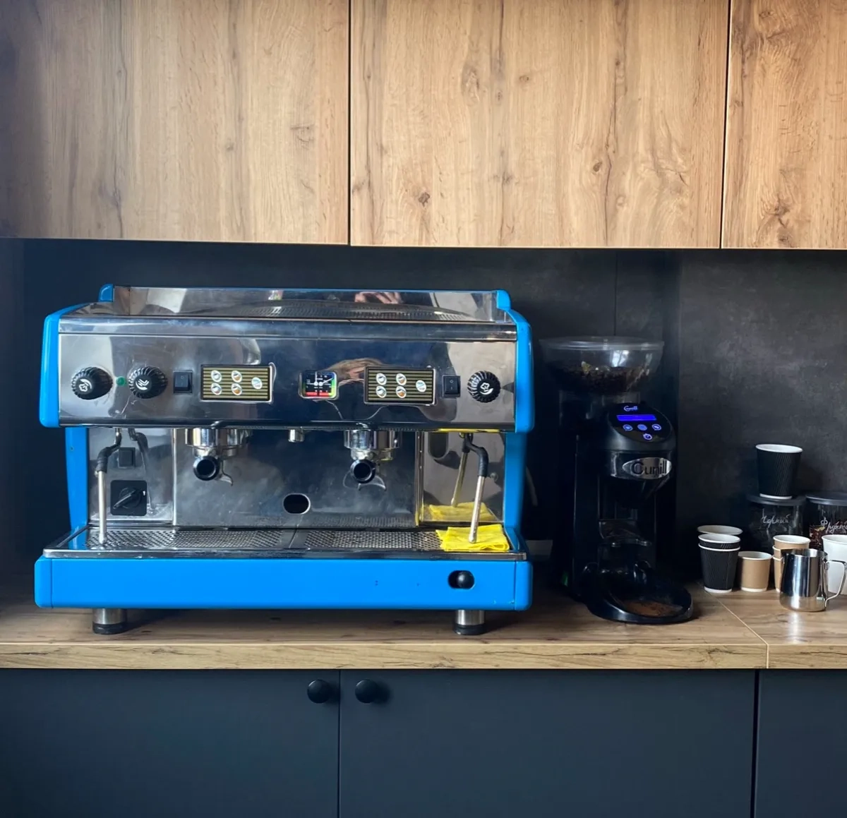 Кавомашина Astoria 2GR та Кавомолка прямого помелу Cunill Tranquilo Tron Black