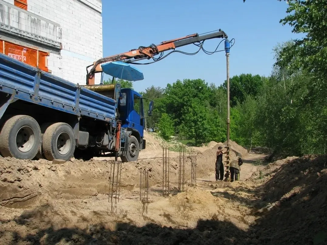 Буріння ям під сваї, зміцнення фундаментів