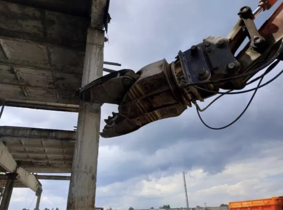 Ексковатор гусеничний з гідроножицями