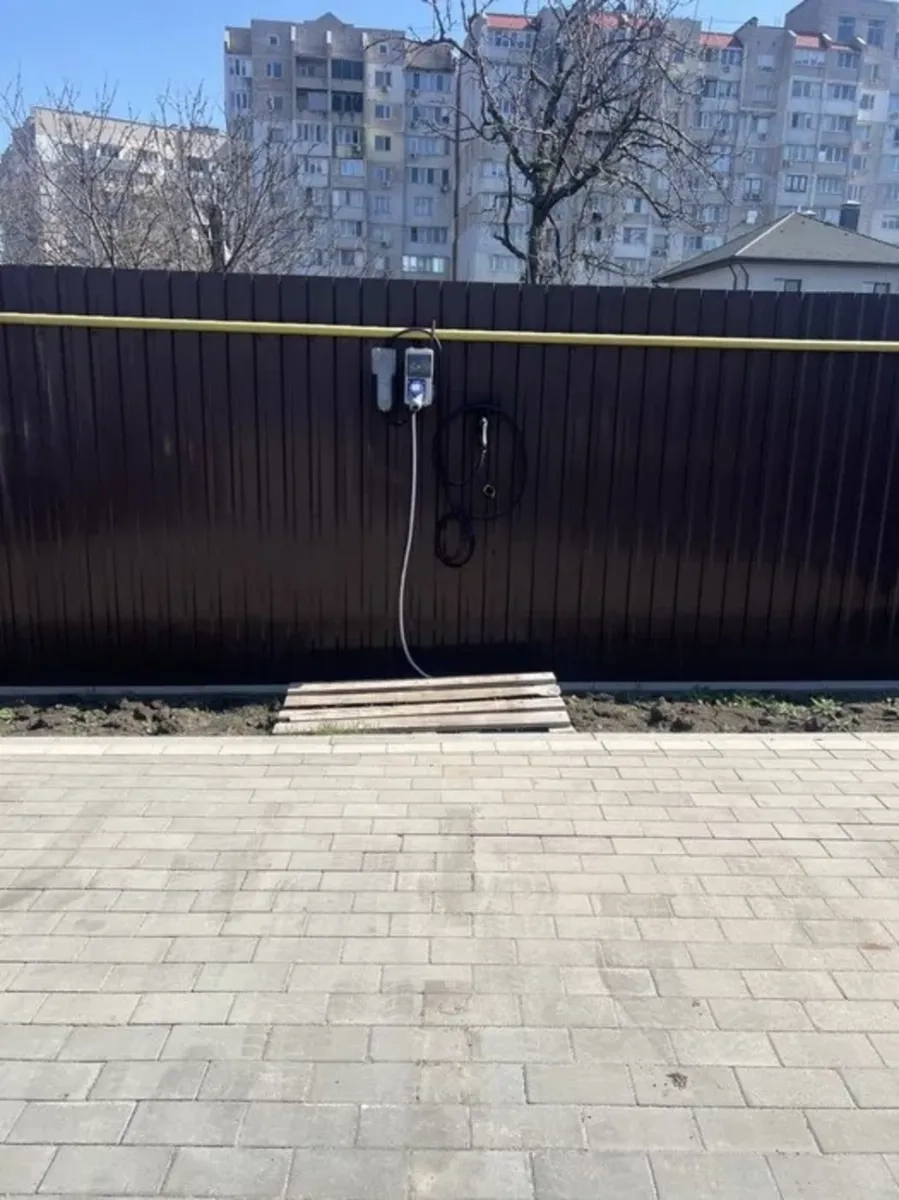 Паркомісце з силовою розеткою 32А для електромобіля