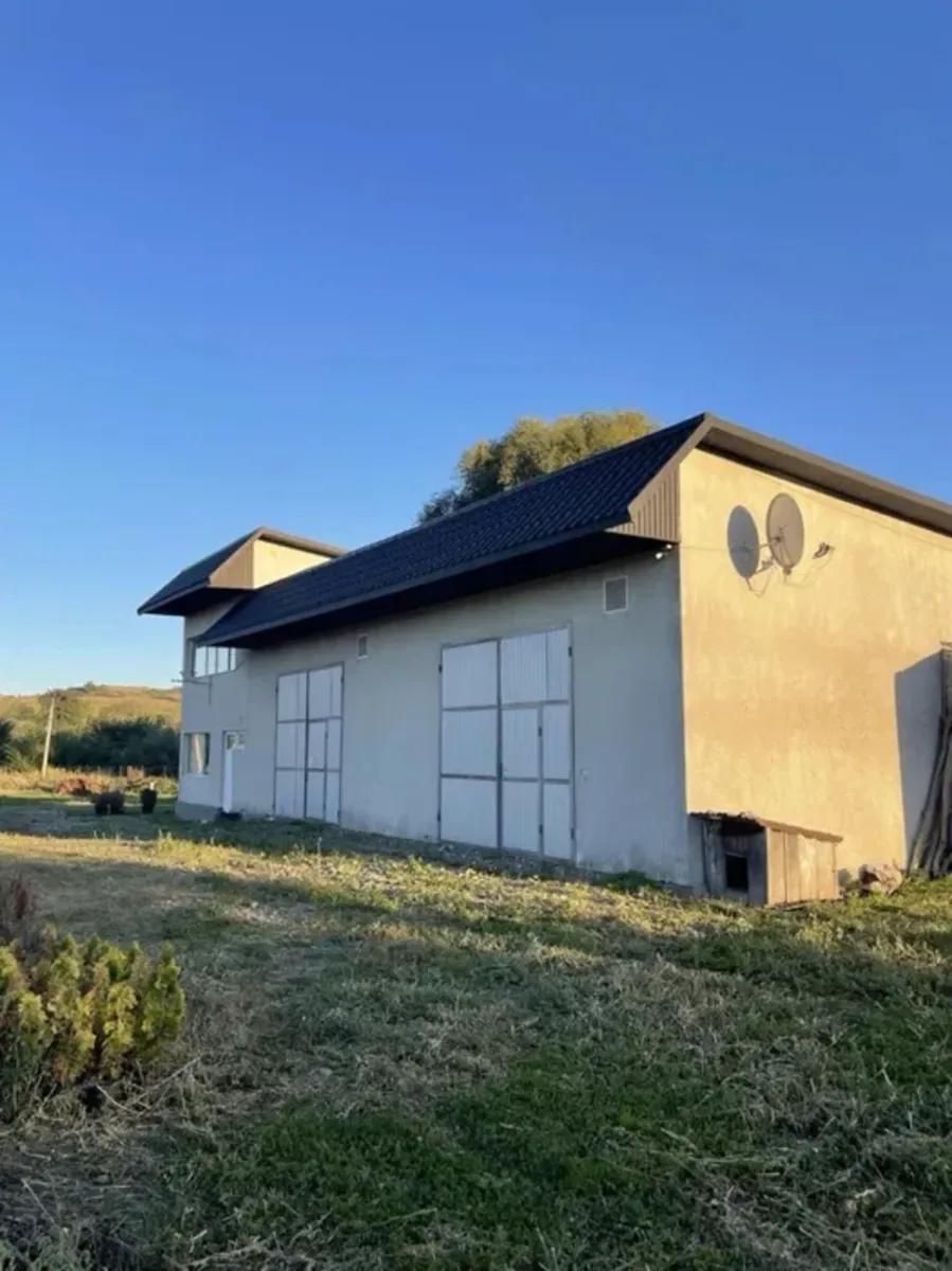 Будинок з великими гаражами, зручне розташування