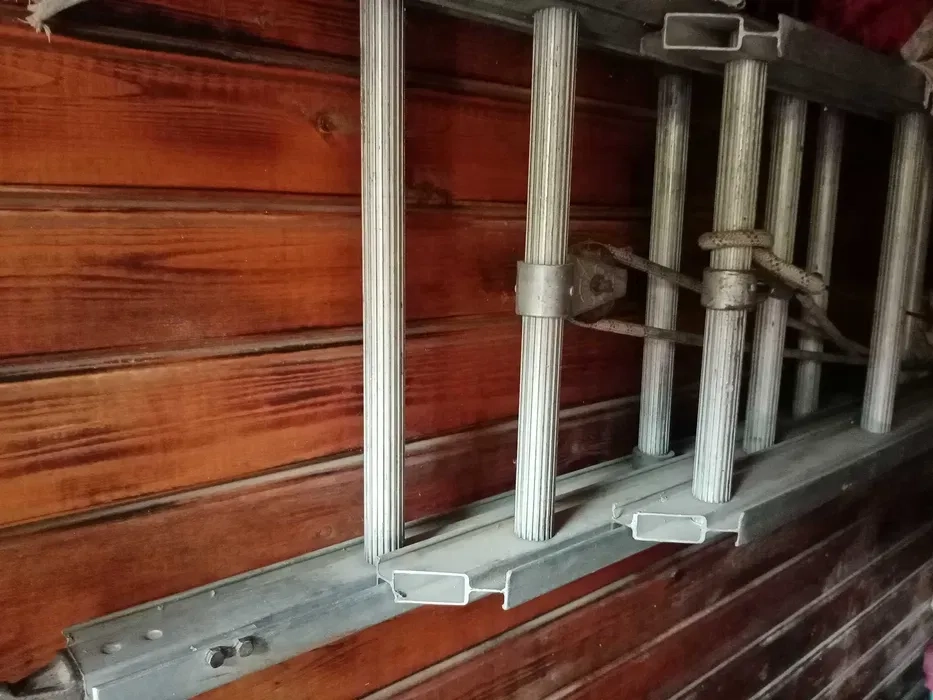 Триколінна висувна драбина