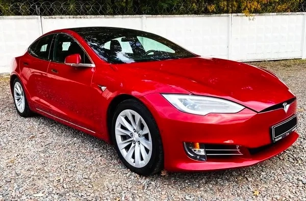 054 Tesla Model S без водія з водієм