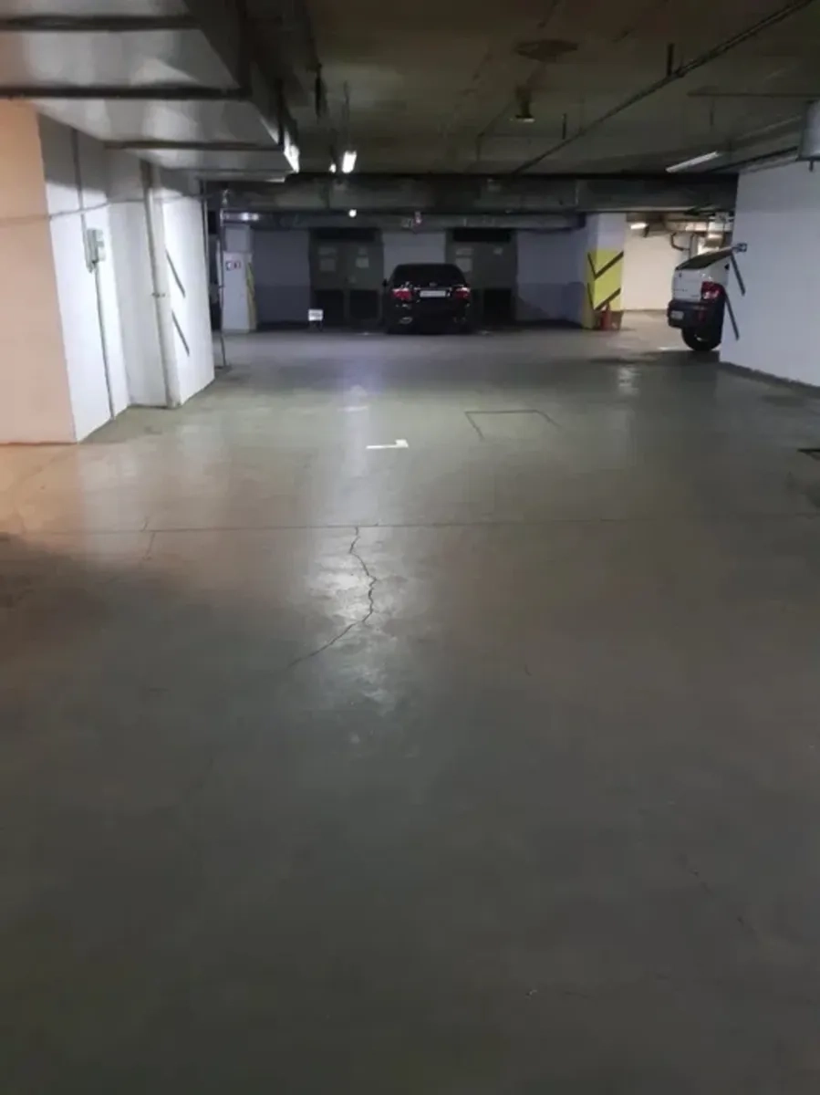 Паркувальне місце у підземному паркінгу