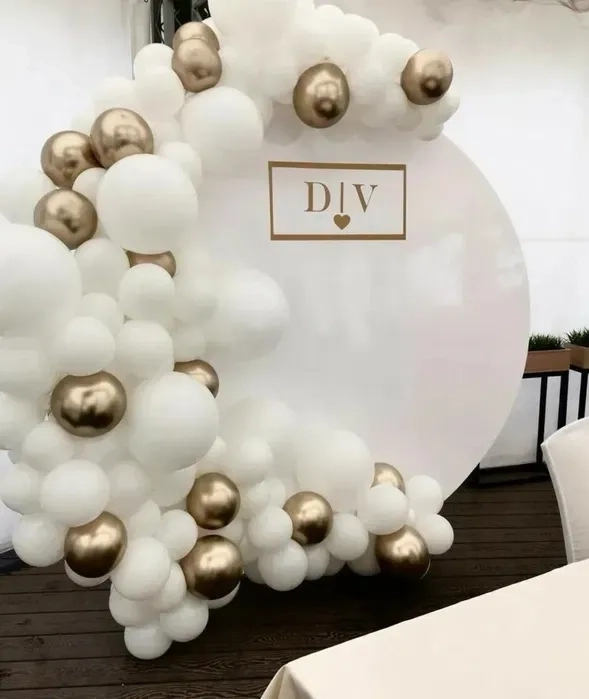 Кругла фотозона з оформленням.