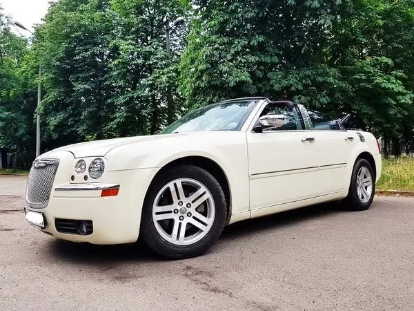 220 Кабріолет Chrysler 300C білий на весілля зйомки