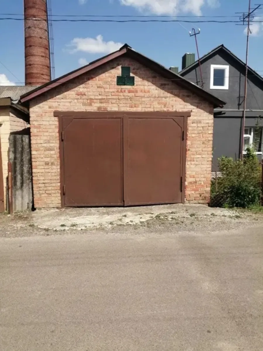 Просторий цегляний гараж для авто або зберігання речей