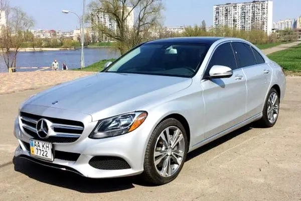 109 Машина на весілля Mercedes С300 сріблястий