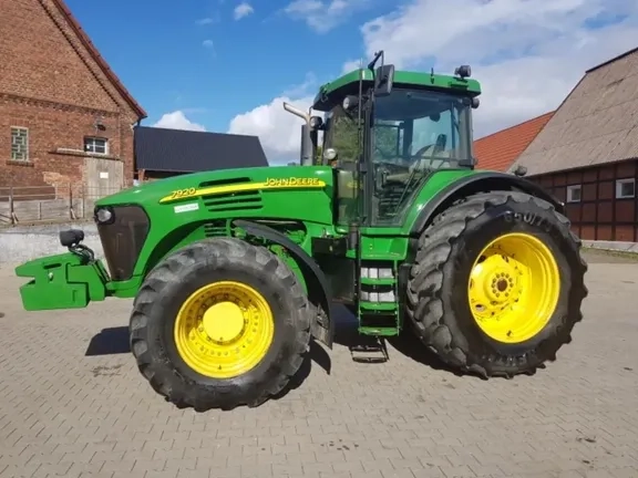 Трактор John Deere 7920 в робочому стані