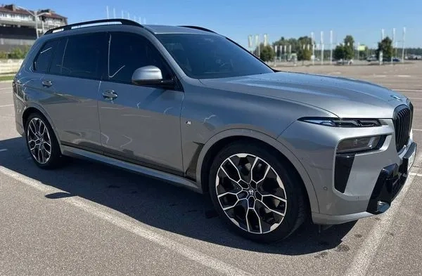 265 BMW X7 40D 2024 сірий позашляховик з водієм на весілля