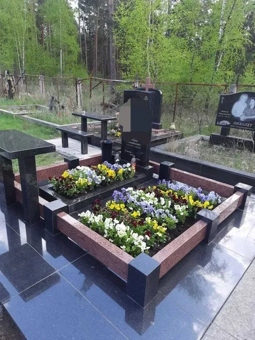 Прибирання могил Київ. Ремонт могил.Декоративне каміння