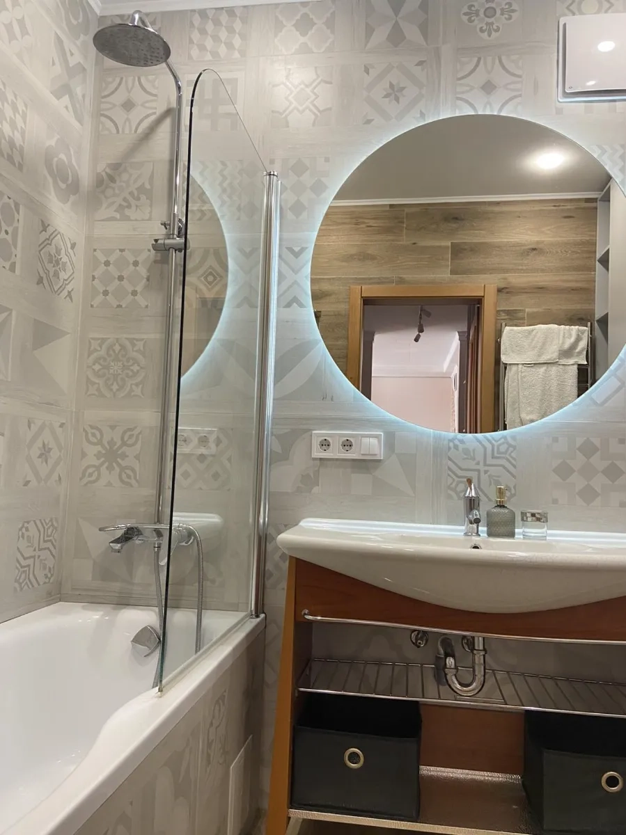 Великої двокімнатної квартири з кухнею студією ЖК Галактика