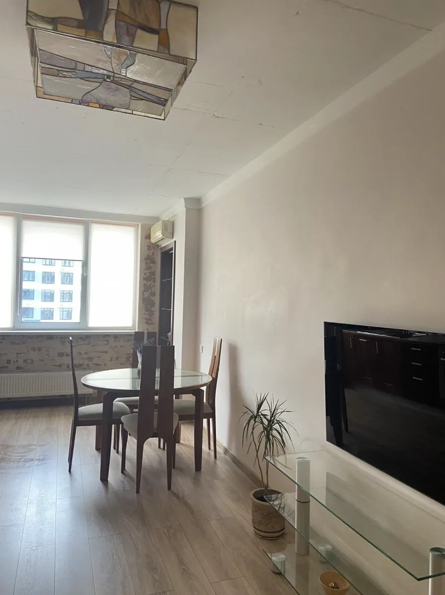 Великої двокімнатної квартири з кухнею студією ЖК Галактика