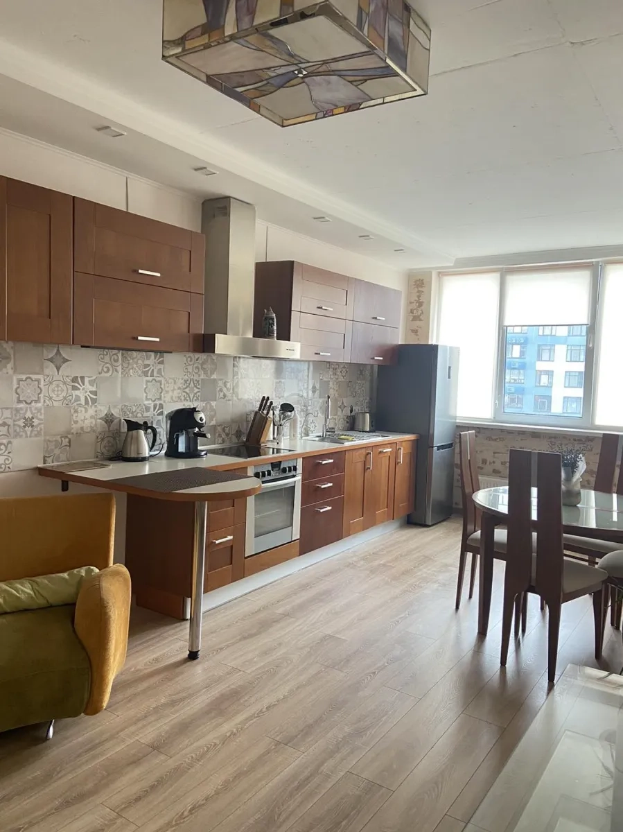 Великої двокімнатної квартири з кухнею студією ЖК Галактика