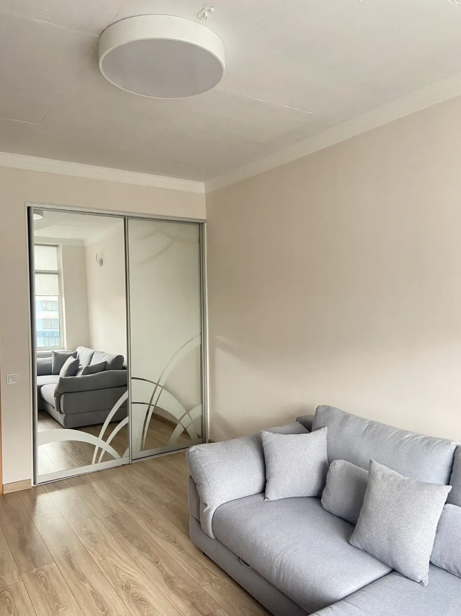 Великої двокімнатної квартири з кухнею студією ЖК Галактика