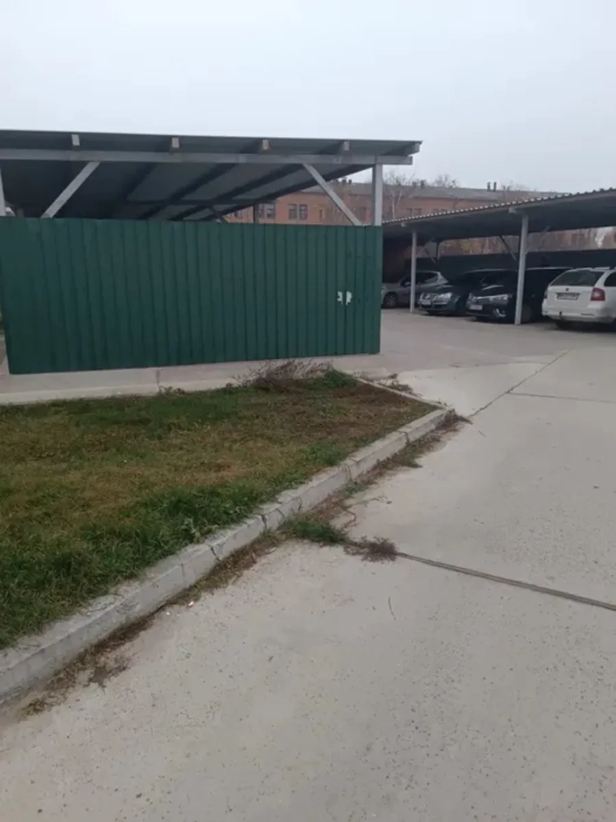 Зручне паркомісце з хорошим заїздом