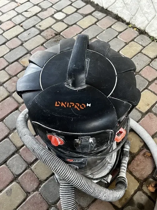 Потужний будівельний пилосос Дніпро-М для професійного збору сміття – доступний для вашого використання.