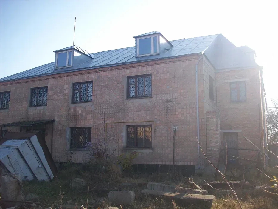 Будинок двохповерховий 450 квадратних метрів, підвал, горище.