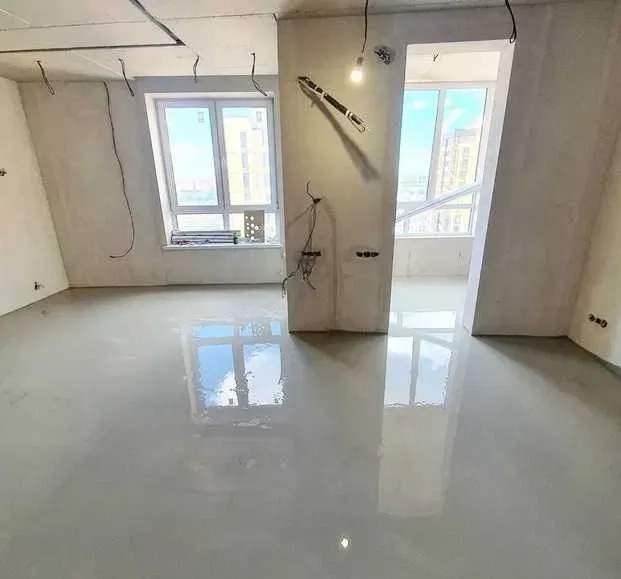 Влаштування стяжки, професійне вирівнювання поверхні та заливка самовирівнювальної наливної підлоги для ідеального результату