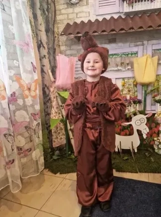 Карнавальні костюми – Петрушка, їжачок,силач, козак, вовк,принц