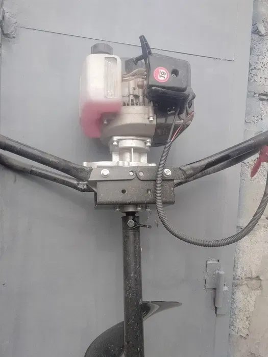 Мотобур бензиновий для швидкого буріння ям у ґрунті