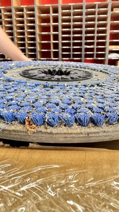 Заміна нової ворси для щіток підлогомийних машин