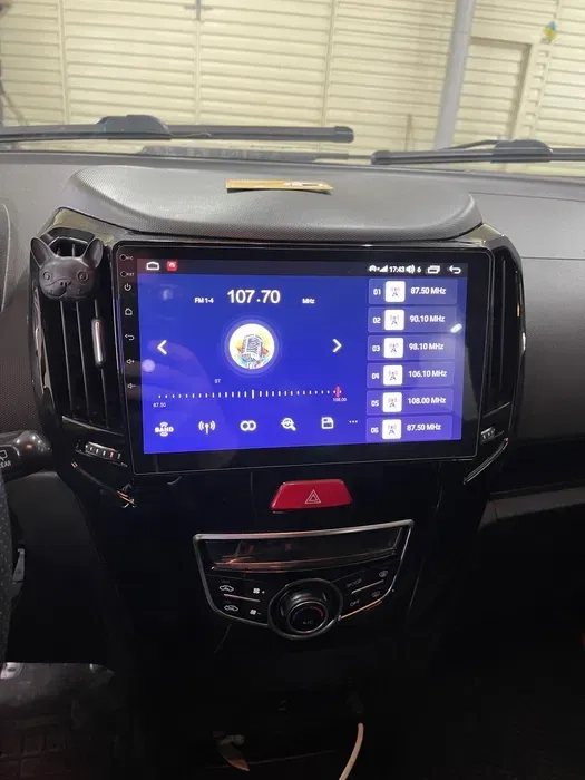 Установка лінз у фари, магітол, камер заднього виду, парктроніки