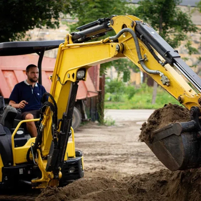 Міні-екскаватор з оператором. Робота в обмеженому просторі