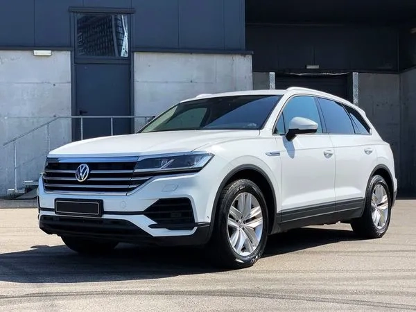 177 Позашляховик Volkswagen Touareg білий