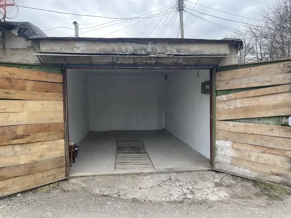 Гараж із залізобетонним перекриття
